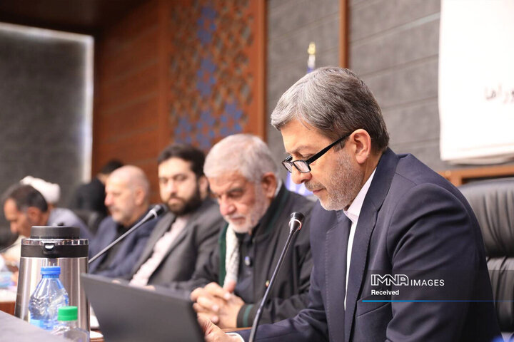 نشست کمیسیون شوراها با حضور استاندار اصفهان