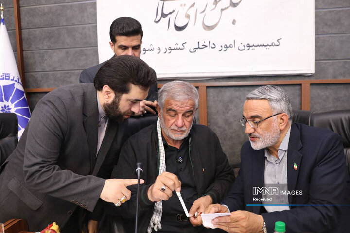 نشست کمیسیون شوراها با حضور استاندار اصفهان