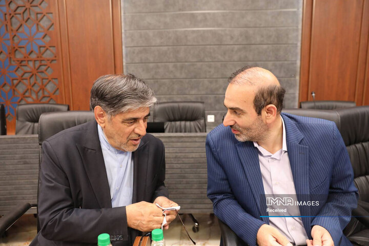 نشست کمیسیون شوراها با حضور استاندار اصفهان