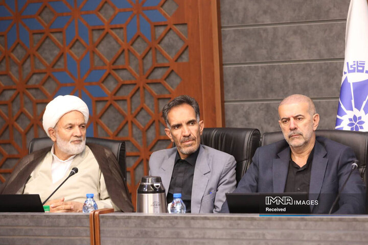 نشست کمیسیون شوراها با حضور استاندار اصفهان