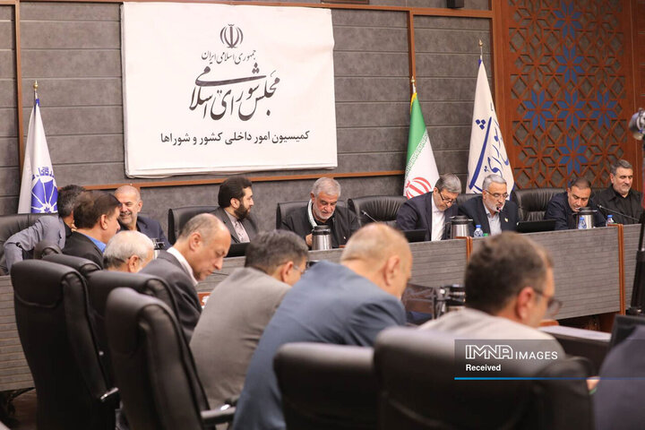 نشست کمیسیون شوراها با حضور استاندار اصفهان