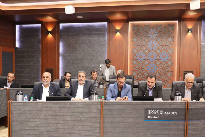 نشست کمیسیون شوراها با حضور استاندار اصفهان