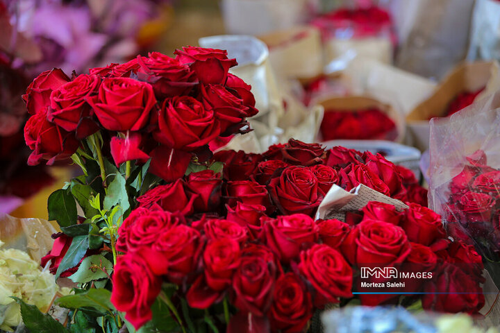کارگاه آماده‌سازی گل‌آرایی حرم مطهر رضوی