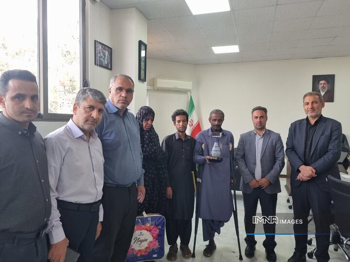 تجلیل از کارگر نمونه و جانباز جنگ رمضان در منطقه ۶ اصفهان