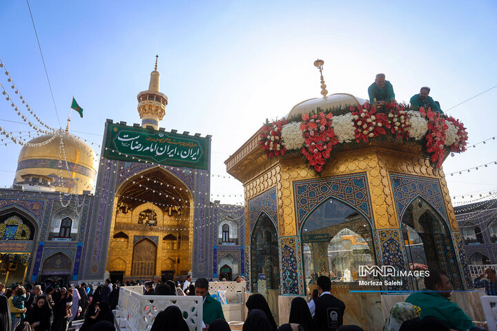 گل‌آرایی حرم مطهر رضوی