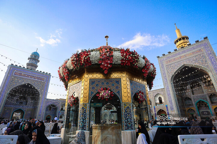 گل‌آرایی حرم مطهر رضوی