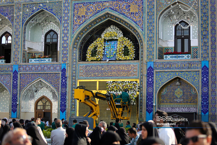گل‌آرایی حرم مطهر رضوی