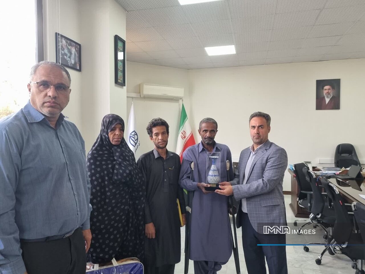 تجلیل از کارگر نمونه و جانباز جنگ رمضان در منطقه ۶ اصفهان