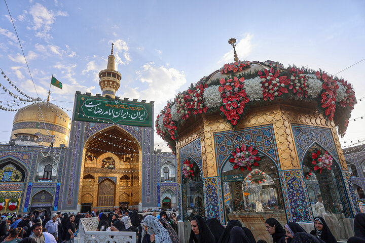 حرم مطهر رضوی مملو از عاشقان در سالروز ولادت امام مهربانی‌ها