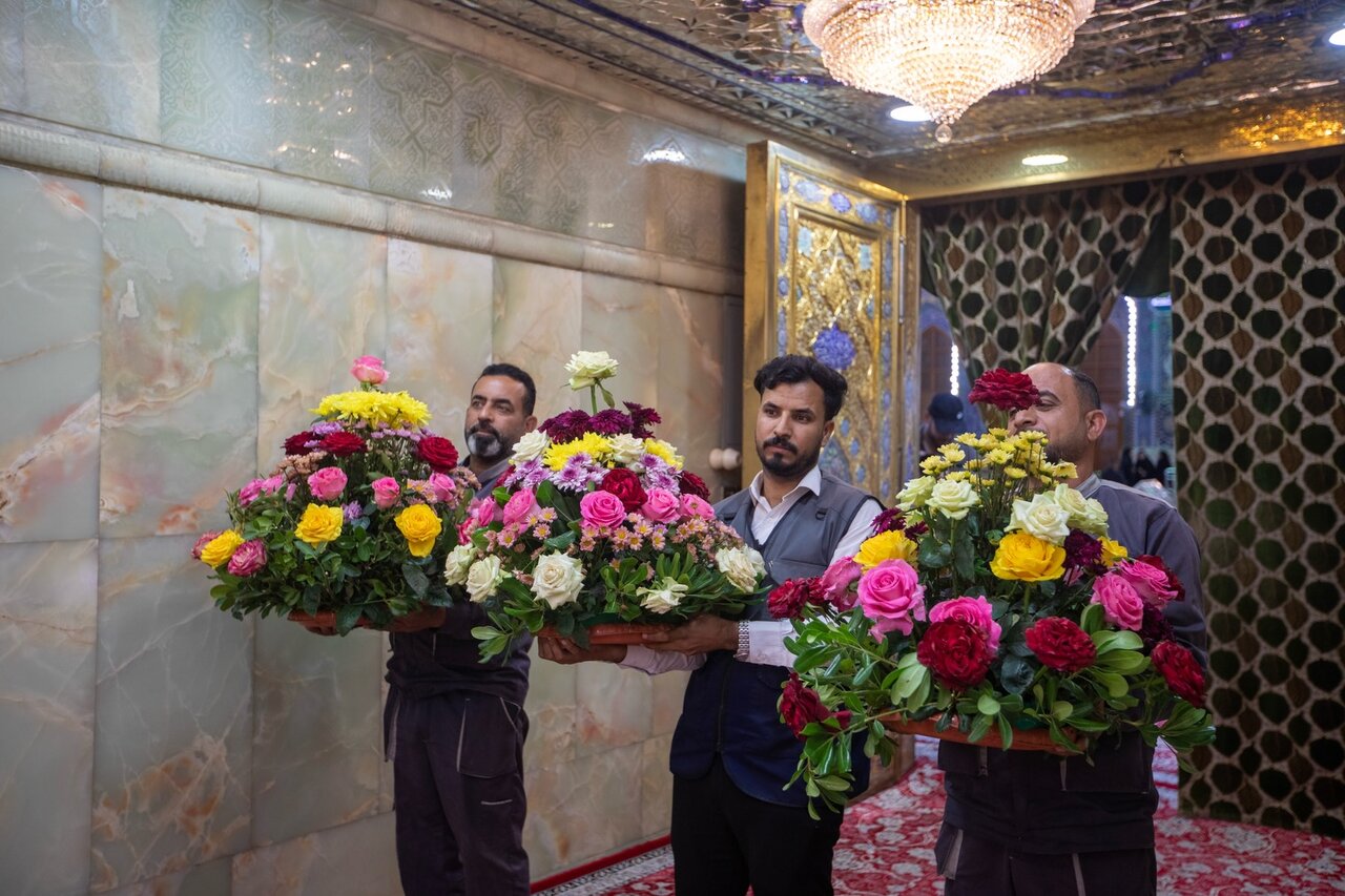 ضریح امام حسین (ع) در آستانه میلاد رضوی گلباران شد