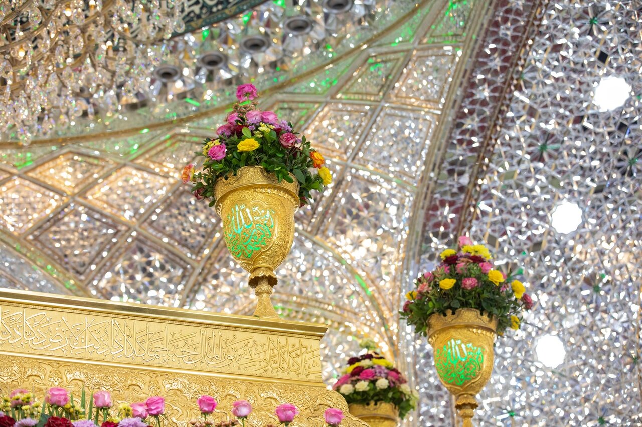 ضریح امام حسین (ع) در آستانه میلاد رضوی گلباران شد