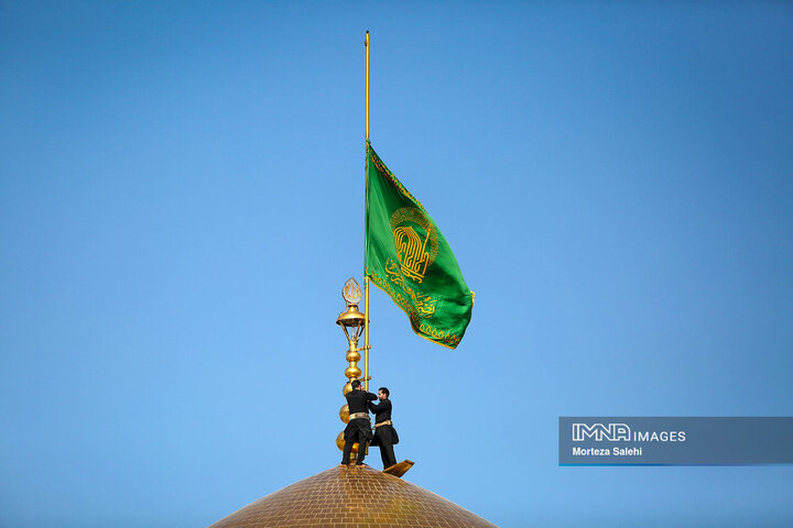 آیین تعویض پرچم گنبد حرم امام رضا(ع)