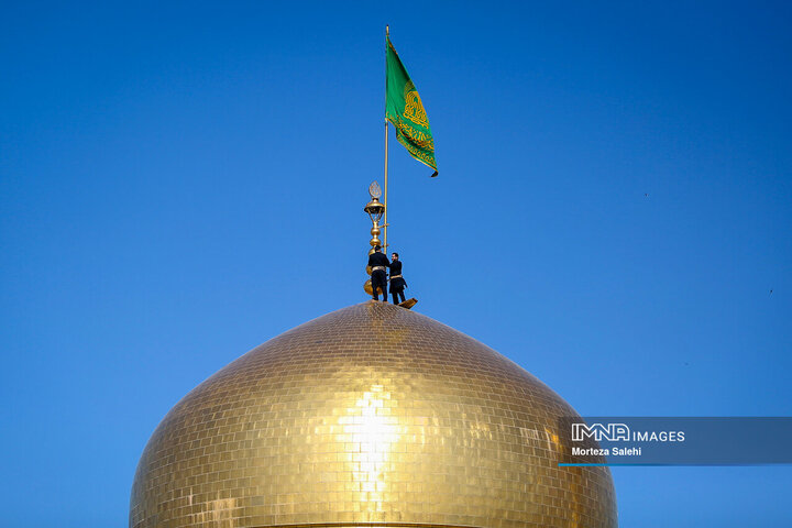 آیین تعویض پرچم گنبد حرم امام رضا(ع)