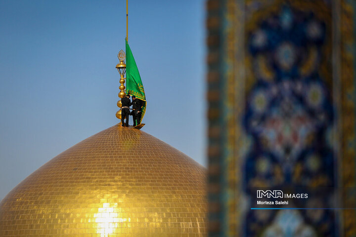 آیین تعویض پرچم گنبد حرم امام رضا(ع)