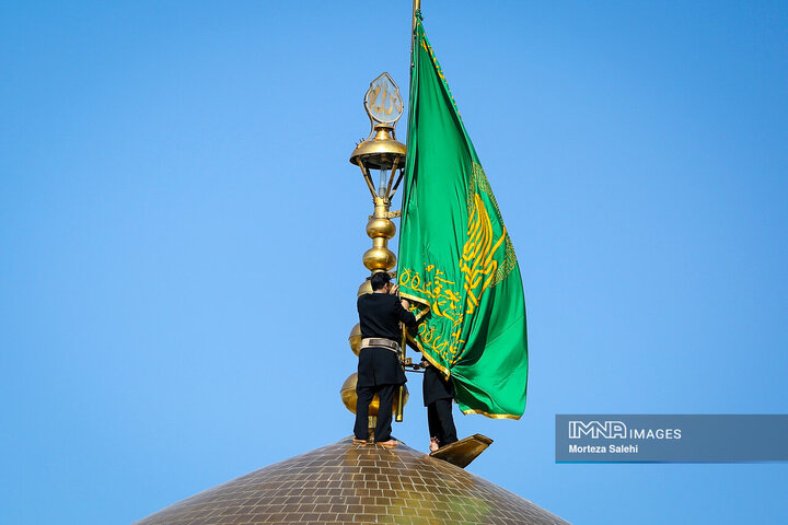 آیین تعویض پرچم گنبد حرم امام رضا(ع)