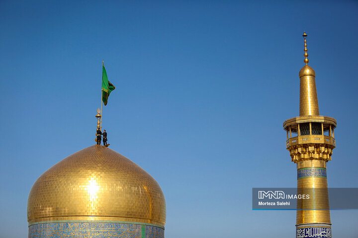 آیین تعویض پرچم گنبد حرم امام رضا(ع)