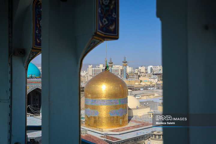 آیین تعویض پرچم گنبد حرم امام رضا(ع)
