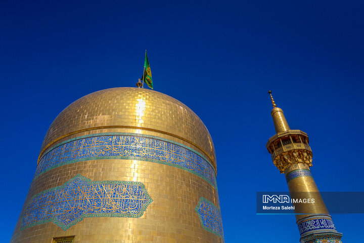 آیین تعویض پرچم گنبد حرم امام رضا(ع)