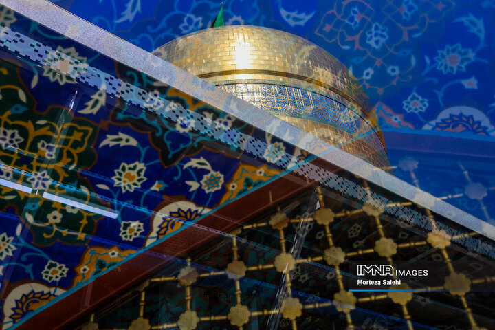 آیین تعویض پرچم گنبد حرم امام رضا(ع)