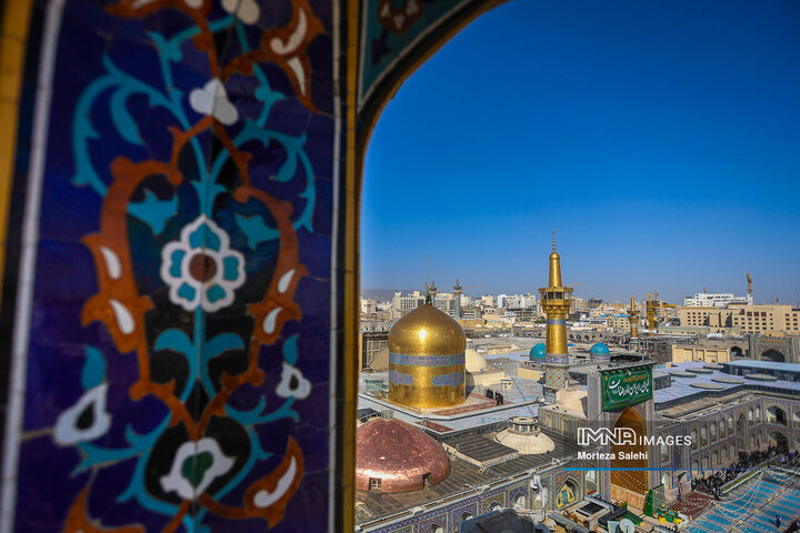 آیین تعویض پرچم گنبد حرم امام رضا(ع)