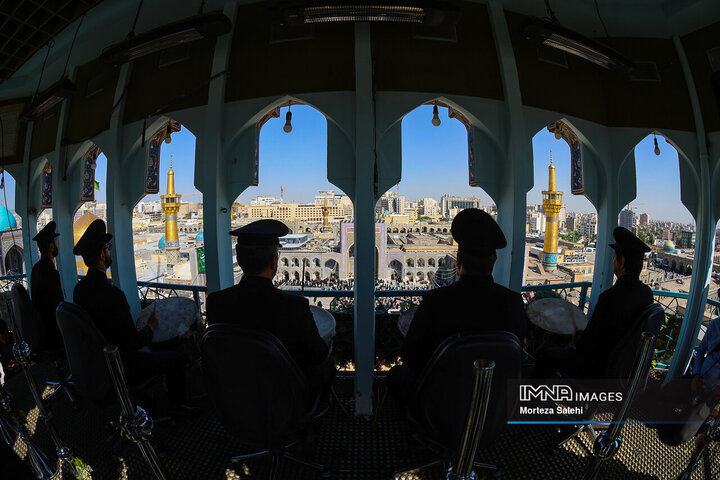 آیین تعویض پرچم گنبد حرم امام رضا(ع)