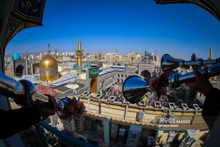 آیین تعویض پرچم گنبد حرم امام رضا(ع)