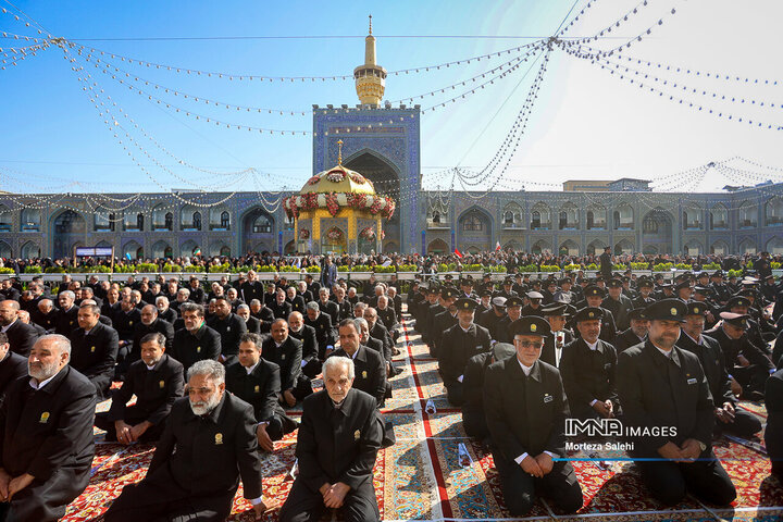 آیین تعویض پرچم گنبد حرم امام رضا(ع)