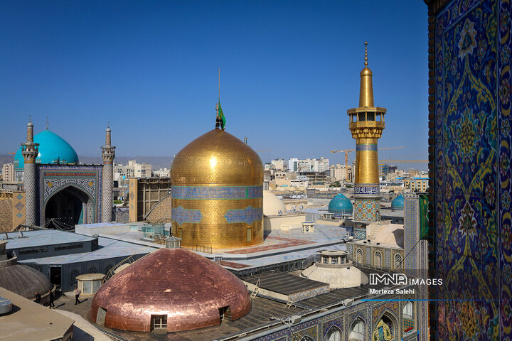 آیین تعویض پرچم گنبد حرم امام رضا(ع)
