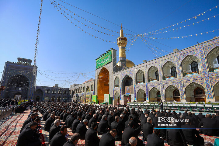 آیین تعویض پرچم گنبد حرم امام رضا(ع)