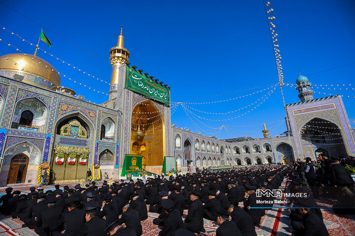 آیین تعویض پرچم گنبد حرم امام رضا(ع)