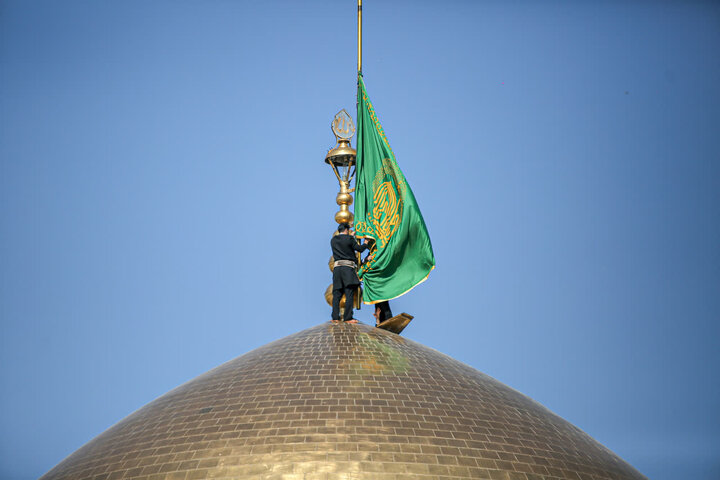 برگزاری آیین سنتی تعویض پرچم گنبد منور و پوشش ضریح مطهر امام رضا(ع)