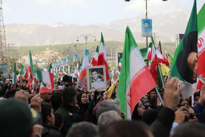 نماز استغاثه یاسوجی‌ها در میعادگاه جمهوری اسلامی