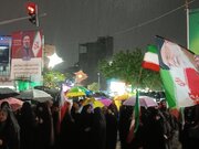 حضور گسترده مردم مشهد در خیابان‌ها برای دفاع از میهن زیر باران شدید