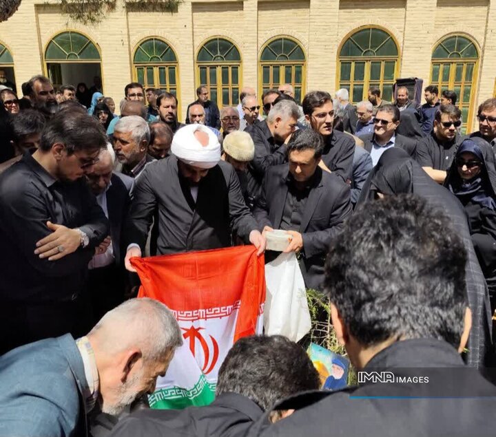 مزار استاد رضا صنیع‌زاده در تخت‌فولاد مزین به پرچم ایران شد