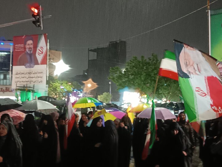 حضور گسترده مردم مشهد در خیابان‌ها برای دفاع از میهن زیر باران شدید