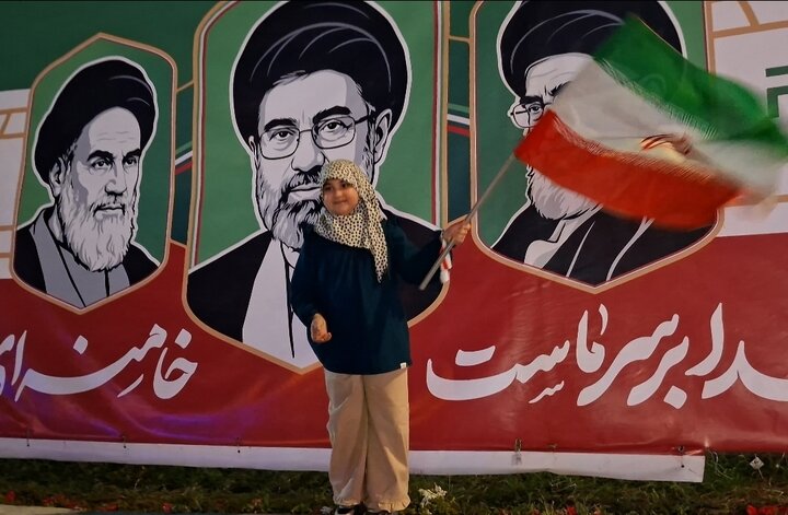 رقصِ پرچم‌های ایران در دستانِ اهوازِ همیشه بیدار
