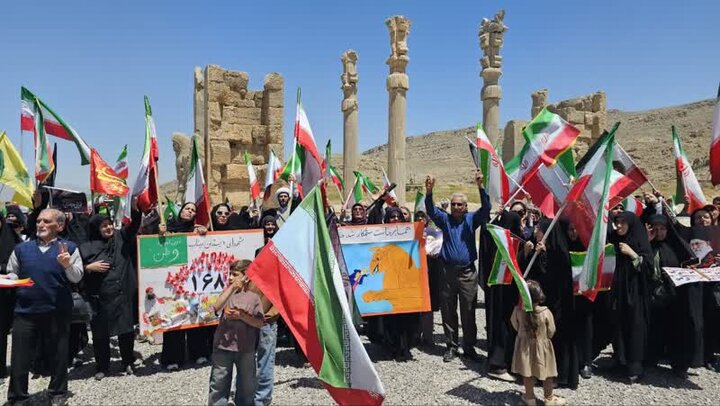 فیلم| تجدید پیمان با آرمان‌های انقلاب در تخت جمشید و نقش رستم