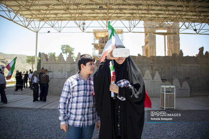 اهتراز پرچم ایران در میراث جهانی تخت جمشید و نقش رستم