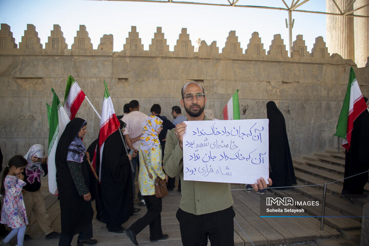 اهتراز پرچم ایران در میراث جهانی تخت جمشید و نقش رستم