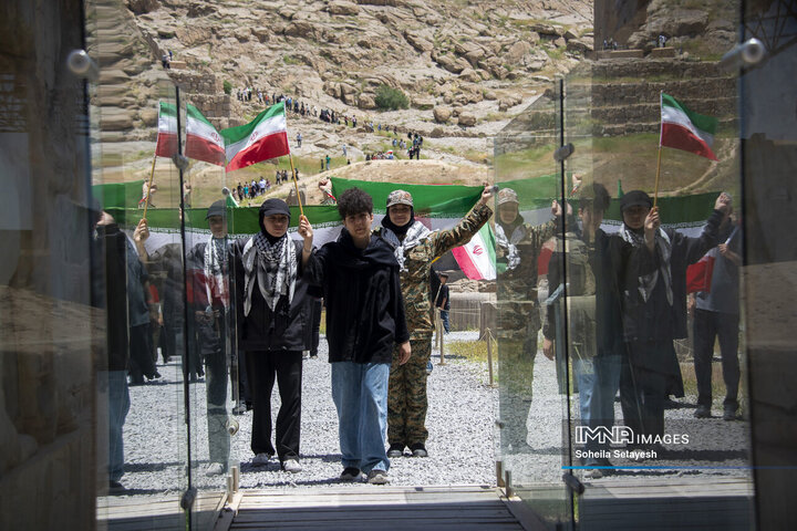 اهتراز پرچم ایران در میراث جهانی تخت جمشید و نقش رستم