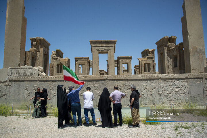 اهتراز پرچم ایران در میراث جهانی تخت جمشید و نقش رستم