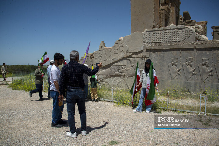 اهتراز پرچم ایران در میراث جهانی تخت جمشید و نقش رستم