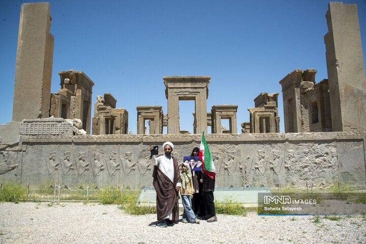 اهتراز پرچم ایران در میراث جهانی تخت جمشید و نقش رستم
