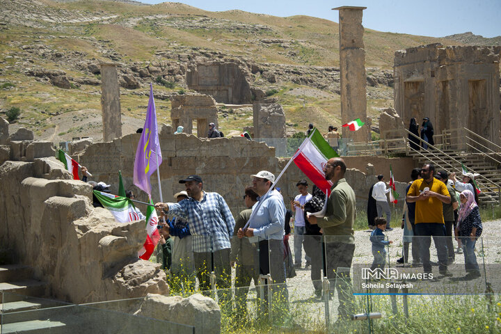 اهتراز پرچم ایران در میراث جهانی تخت جمشید و نقش رستم