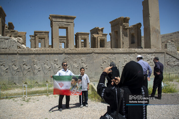 اهتراز پرچم ایران در میراث جهانی تخت جمشید و نقش رستم
