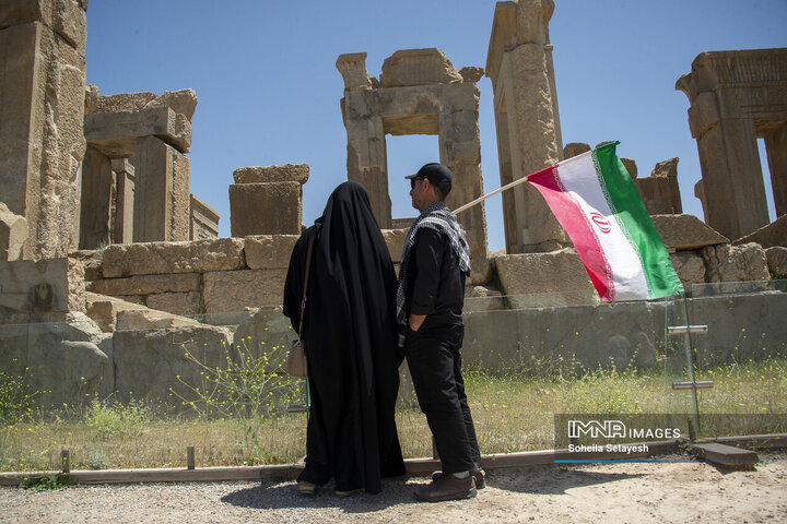 اهتراز پرچم ایران در میراث جهانی تخت جمشید و نقش رستم