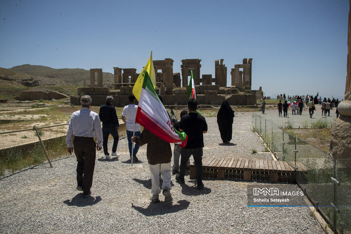 اهتراز پرچم ایران در میراث جهانی تخت جمشید و نقش رستم