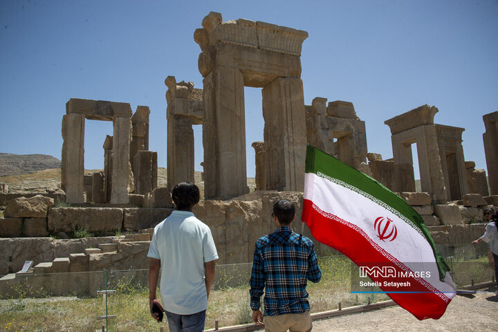 اهتراز پرچم ایران در میراث جهانی تخت جمشید و نقش رستم
