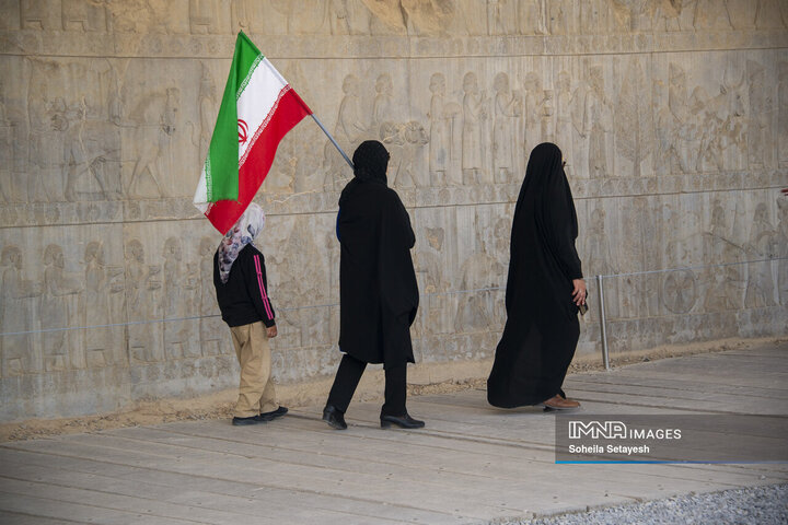 اهتراز پرچم ایران در میراث جهانی تخت جمشید و نقش رستم