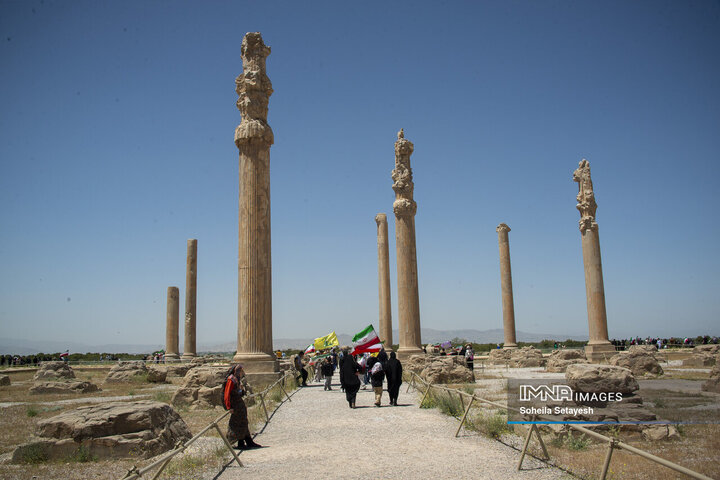 اهتراز پرچم ایران در میراث جهانی تخت جمشید و نقش رستم